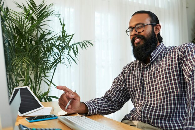 Ingénieur informatique travaillant avec des données