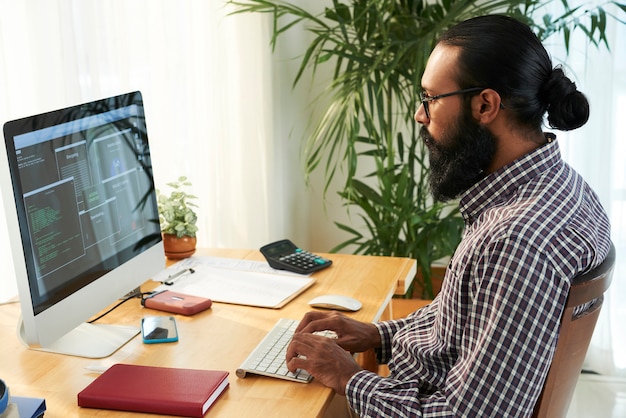 Ingénieur informatique travaillant avec son PC