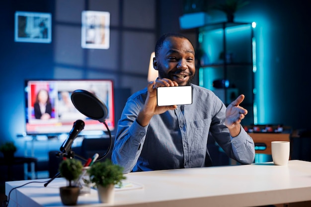 Photo gratuite un ingénieur technique présente une maquette de téléphone