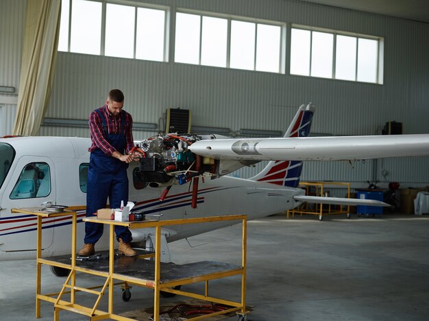 Ingénieur travaillant avec un avion