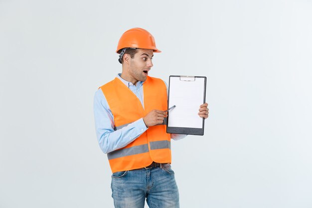 Ingénieurs examinant des documents sur le presse-papiers isolé sur fond blanc.