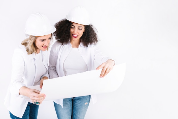 Photo gratuite ingénieurs souriants examinant le projet