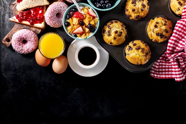 Des ingrédients alimentaires délicieux au petit-déjeuner frais sur fond noir sombre. Prêt à cuisiner. Concept de cuisson en nourriture saine à la maison.