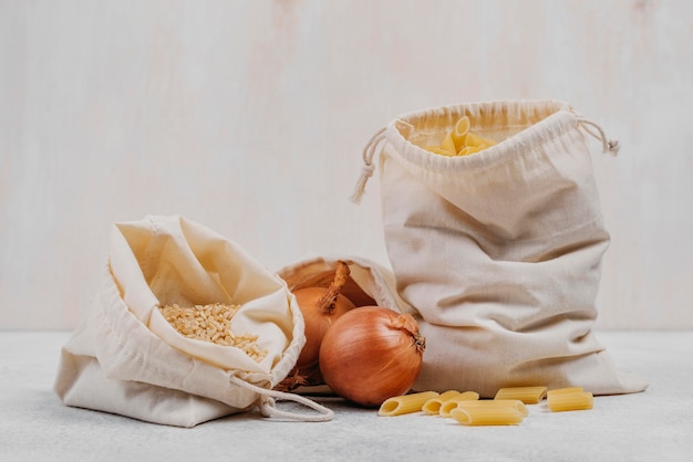 Photo gratuite ingrédients alimentaires de garde-manger vue de face