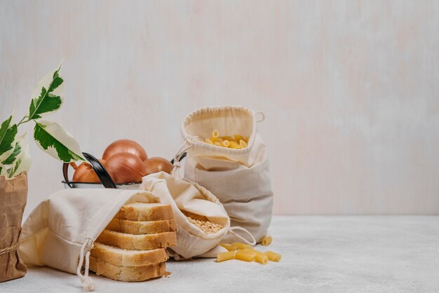 Ingrédients alimentaires de garde-manger vue de face