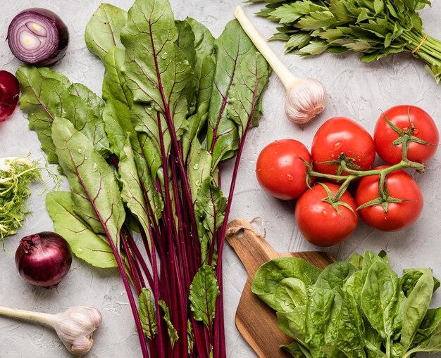 Ingrédients délicieux pour une vue de dessus de salade saine