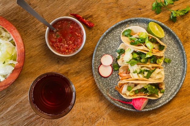 Ingrédients de délicieux tacos à plat