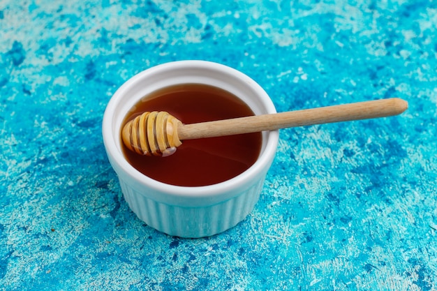 ingrédients: gingembre frais, citron, bâtons de cannelle, miel, girofle séché pour une boisson vitaminée bienfaisante et immunisée