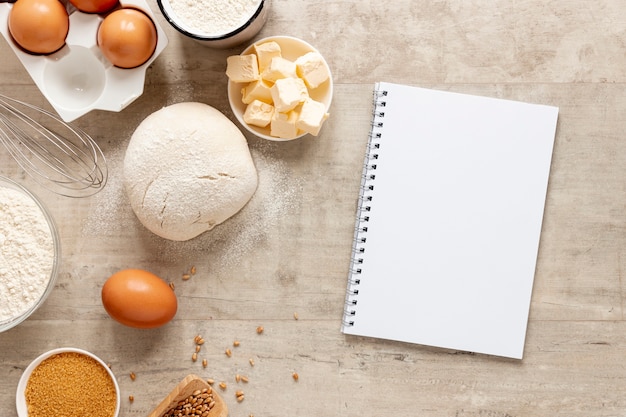 Ingrédients de la pâte et un cahier