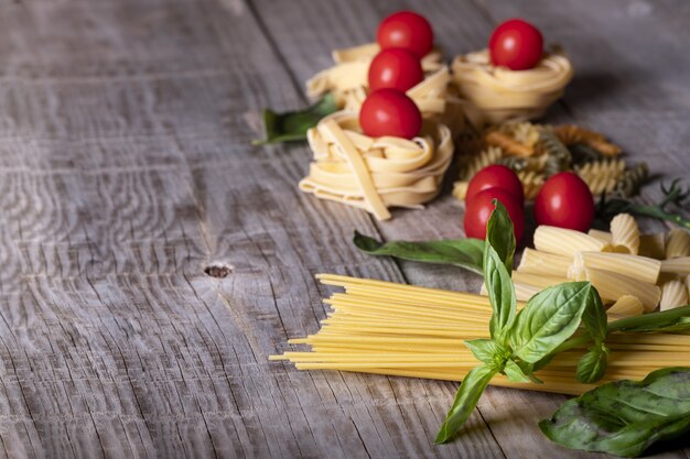 Photo gratuite ingrédients de pâtes sur une surface en bois