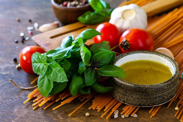 Ingrédients pour la cuisine italienne tomate spaghetti herbes épices huile d'olive et légumes
