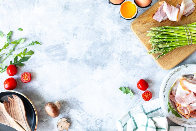 Ingrédients pour cuisiner sur un béton gris