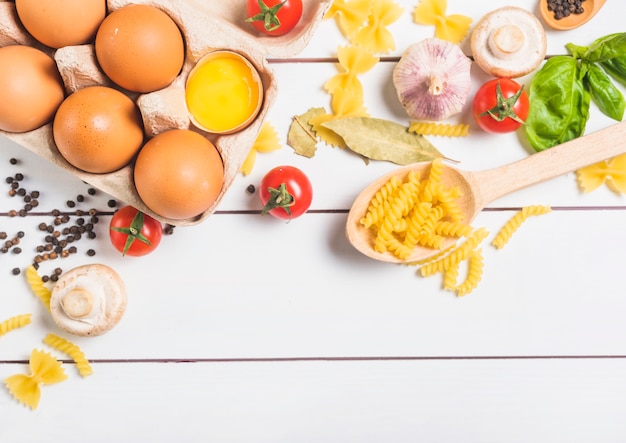 Ingrédients pour la cuisson de pâtes italiennes faites maison