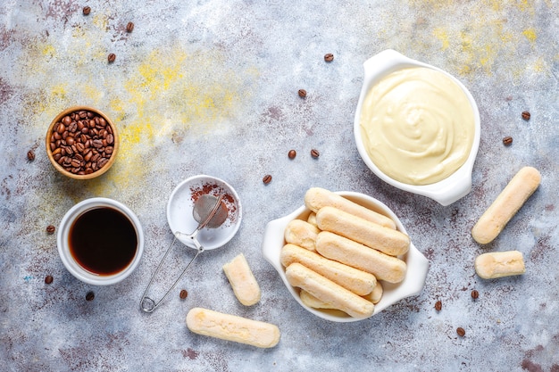 Ingrédients pour faire du tiramisu dessert, vue de dessus avec espace copie.