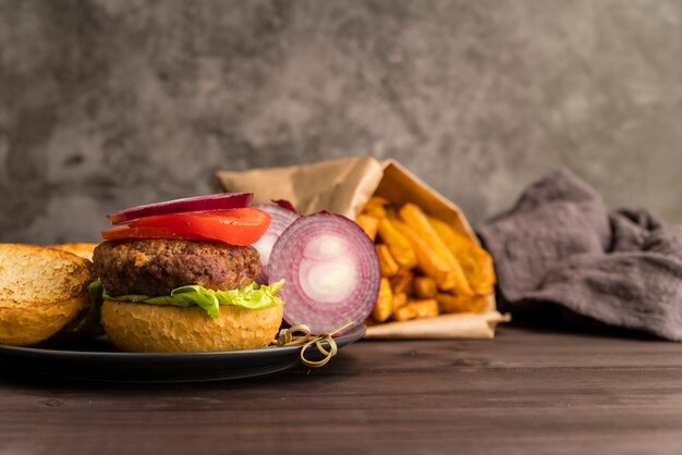 Ingrédients pour hamburger et pommes frites floues