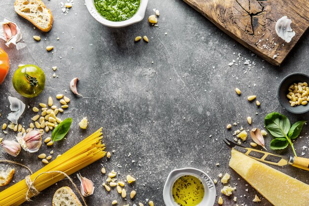 Ingrédients pour le pesto et le pain chiabatta