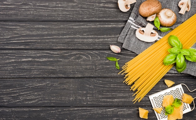 Photo gratuite ingrédients pour spaghetti aux champignons