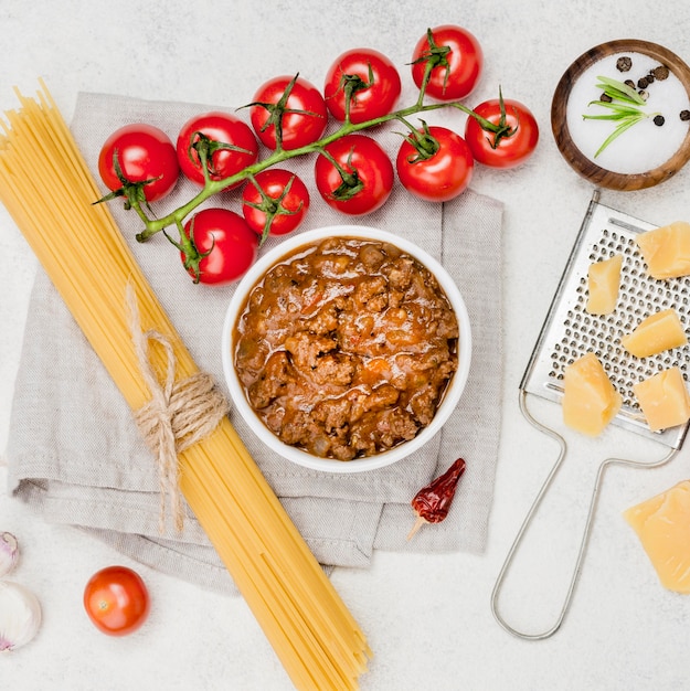 Photo gratuite ingrédients pour les spaghettis bolognais sur le bureau