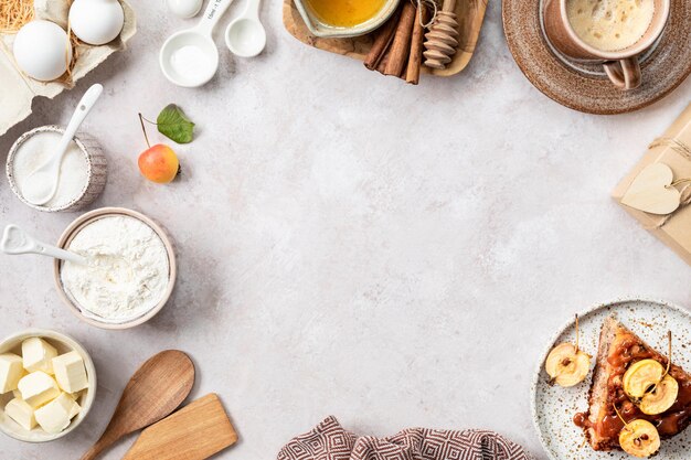 Ingrédients pour la tarte tatin maison aux pommes et aux noix sur fond beige Mise au point sélective de la tarte aux pommes française