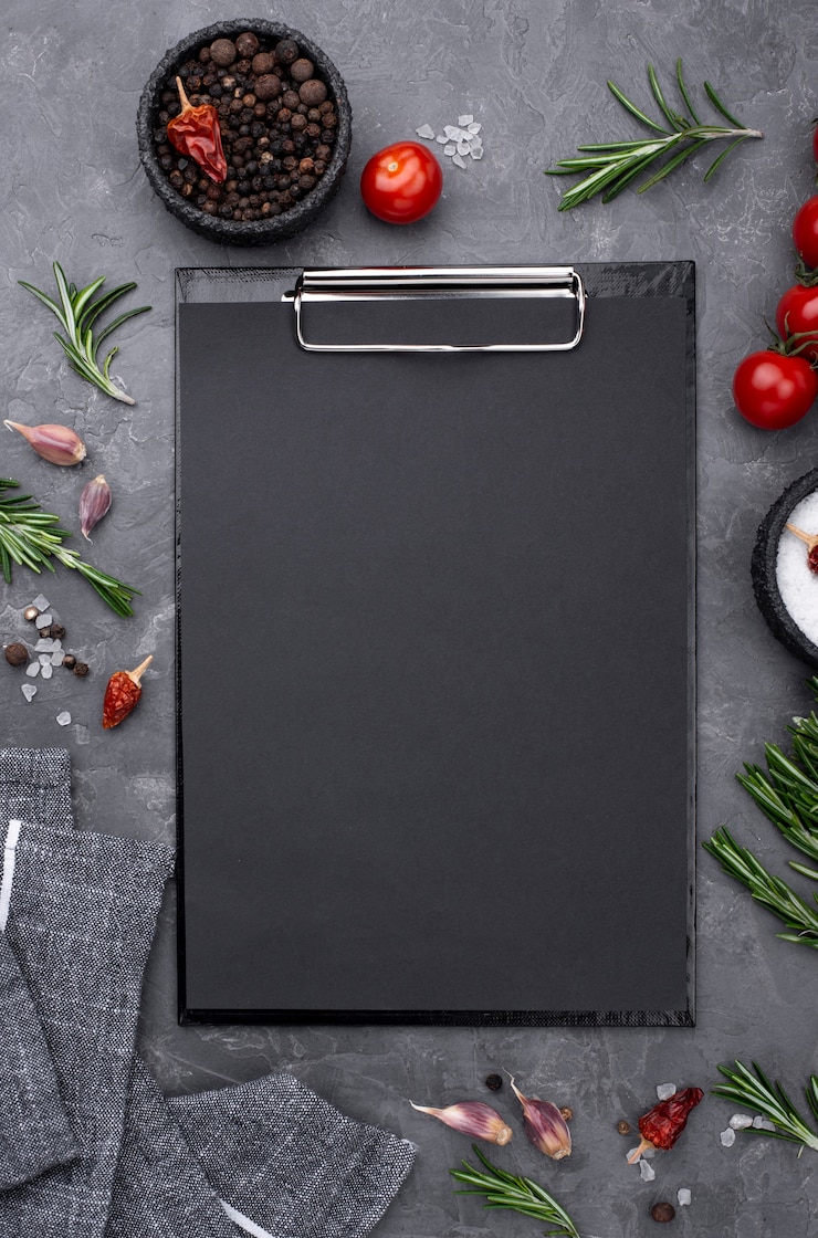 Photo gratuit ingrédients avec presse-papiers sur table
