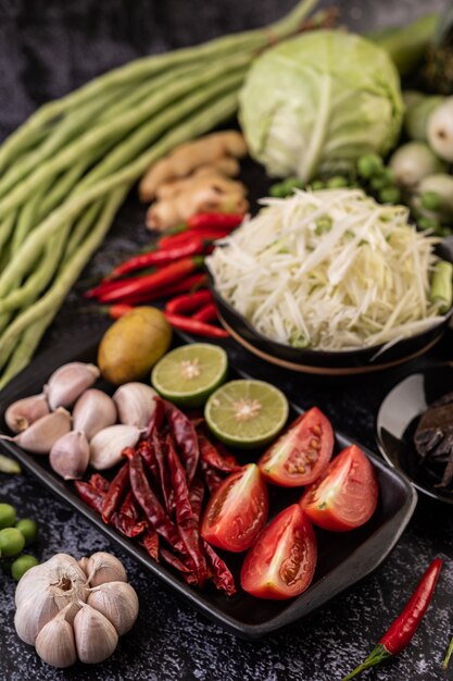 Les ingrédients de la salade de papaye comprennent la papaye.