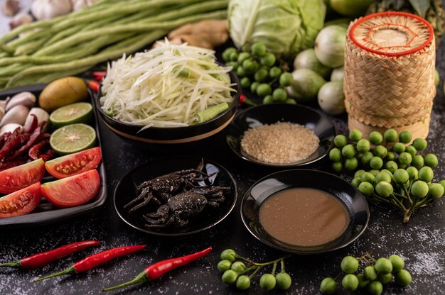 Les ingrédients de la salade de papaye comprennent la papaye.