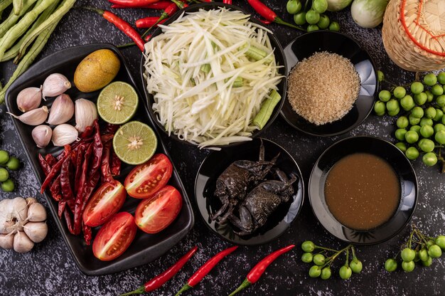 Les ingrédients de la salade de papaye comprennent la papaye.