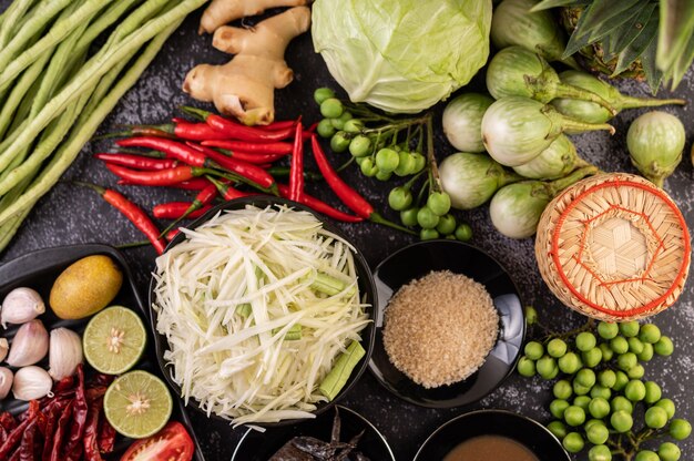 Les ingrédients de la salade de papaye comprennent la papaye.