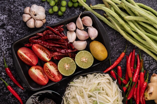 Les ingrédients de la salade de papaye comprennent la papaye.