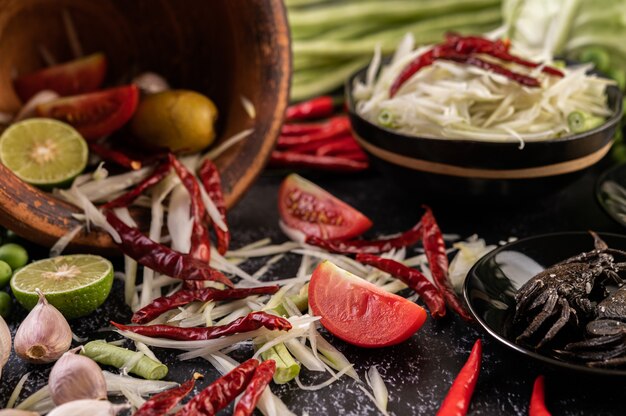 Les ingrédients de la salade de papaye comprennent la papaye.