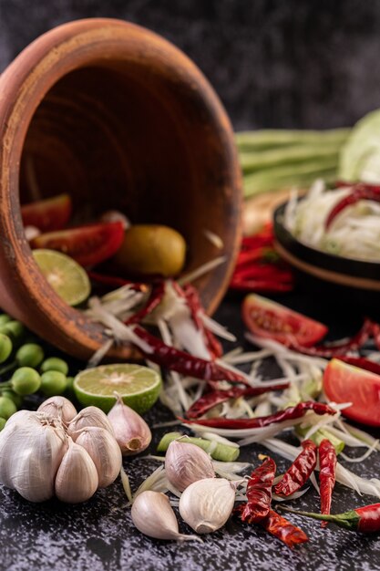 Les ingrédients de la salade de papaye comprennent la papaye.