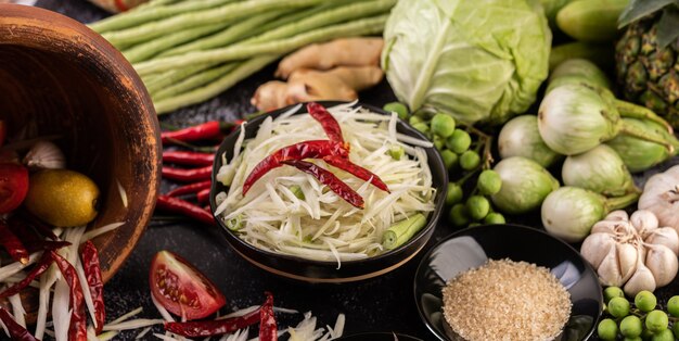 Les ingrédients de la salade de papaye comprennent la papaye.