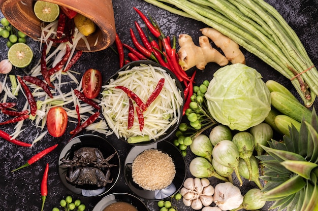 Photo gratuite les ingrédients de la salade de papaye comprennent la papaye.