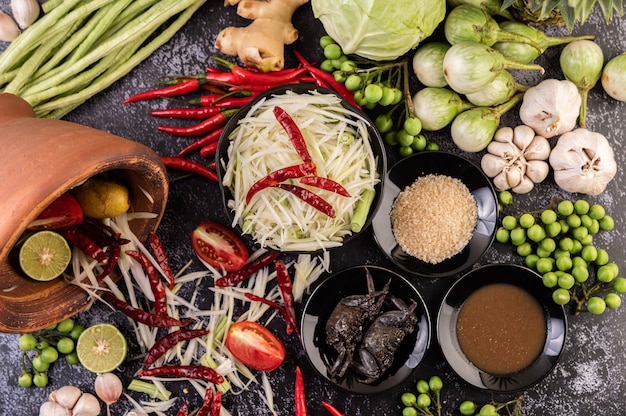 Les ingrédients de la salade de papaye comprennent la papaye.