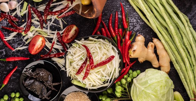 Les ingrédients de la salade de papaye comprennent la papaye.