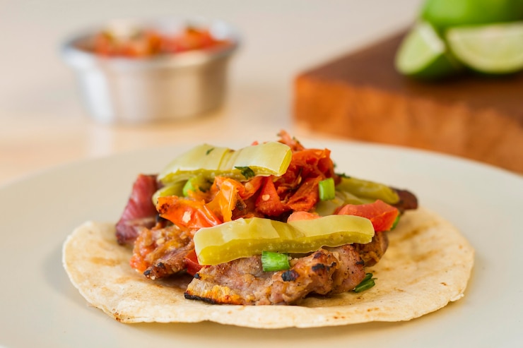 Photo gratuit ingrédients de tacos sur tortilla non emballée
