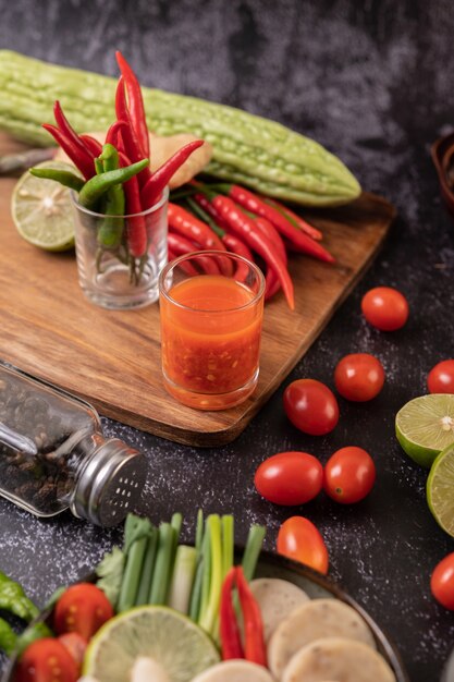 Les ingrédients utilisés pour la salade comprennent les tomates, les poivrons, le citron vert et la courge amère.