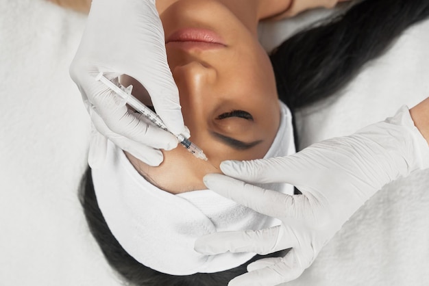 Injection de botox cosmétique dans le front féminin
