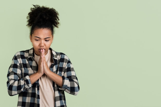 Inquiet femme posant avec les mains ensemble