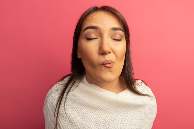 Insatisfait jeune femme avec une écharpe blanche aux yeux fermés