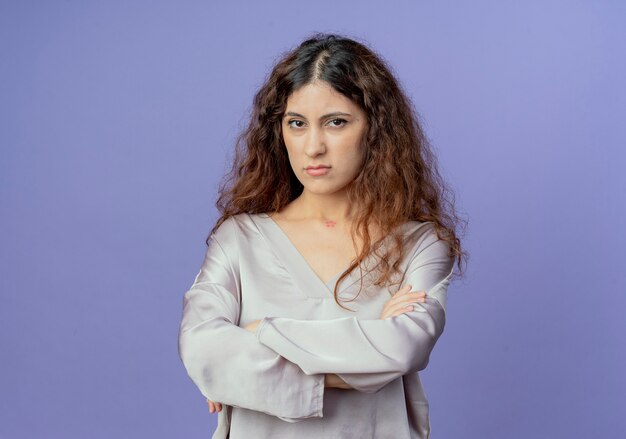 Insatisfait jeune jolie fille traversant les mains isolés sur le mur bleu