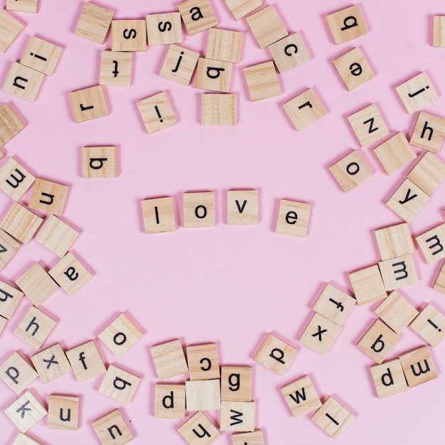 Inscription d&#39;amour sur des blocs de bois