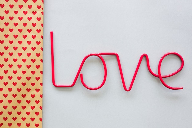 Inscription d&#39;amour avec du papier avec motif de coeur
