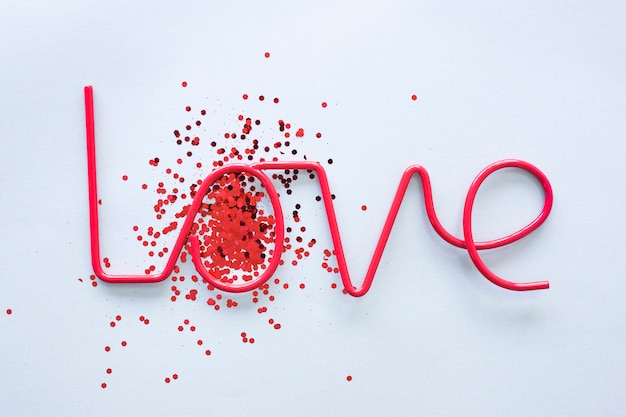 Inscription d&#39;amour avec des paillettes sur la table