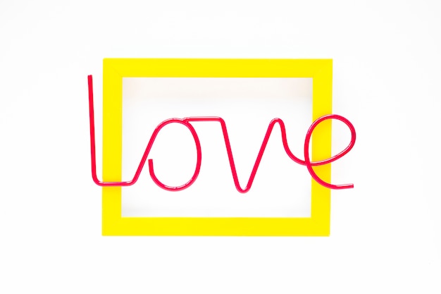 Photo gratuite inscription d'amour rouge sur cadre jaune