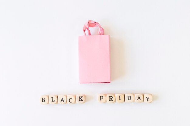 Inscription Black Friday sur des cubes avec sac à provisions