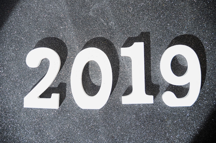 Photo gratuit inscription blanche 2019 sur table grise