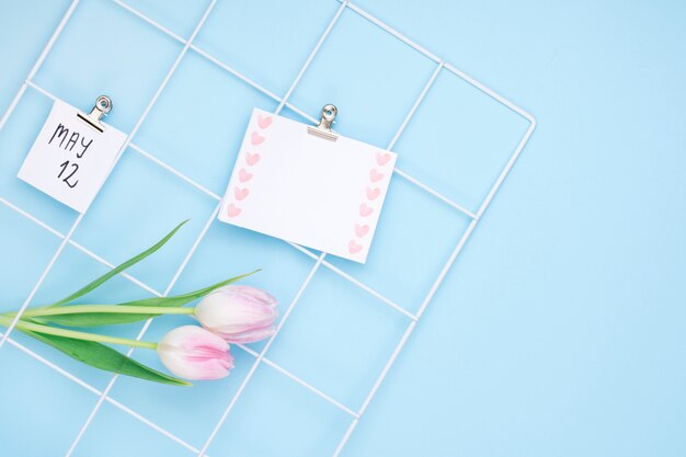 Inscription du 12 mai avec du papier vierge et des tulipes