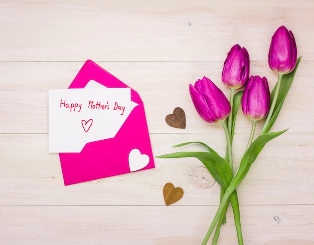 Inscription heureuse fête des mères dans l&#39;enveloppe avec des tulipes