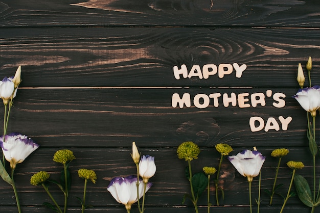 Inscription heureuse fête des mères avec des fleurs